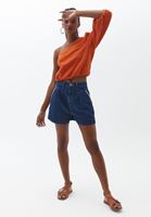 Denim Şort ve Tek Omuzlu Bluz Kombini