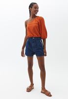 Denim Şort ve Tek Omuzlu Bluz Kombini