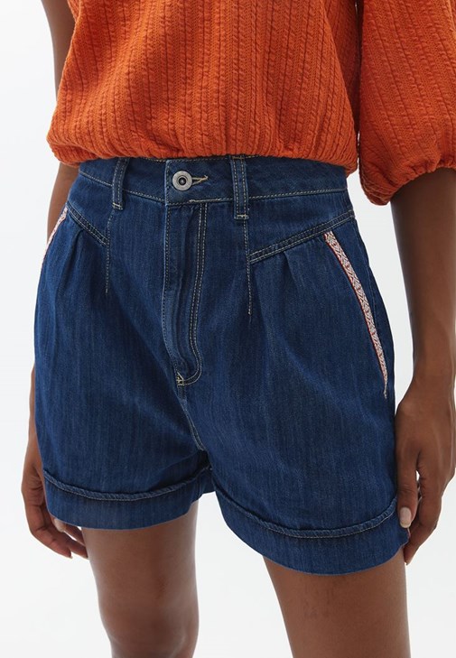 Denim Şort ve Tek Omuzlu Bluz Kombini