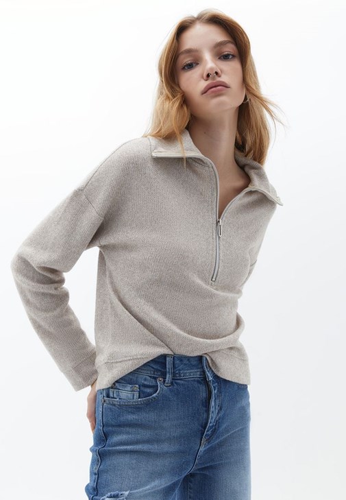 Fermuarlı Kazak ve Denim Pantolon Kombini