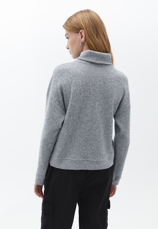 Yumuşak Dokulu Pantolon ve Kazak Kombini