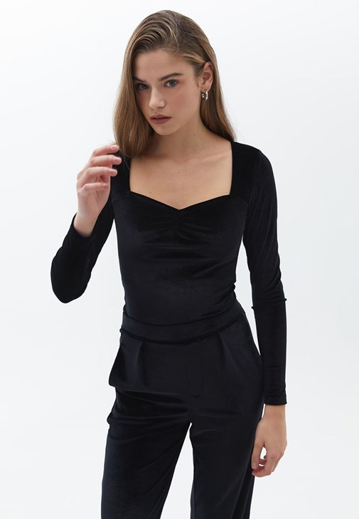 Siyah Büzgü Detaylı Kadife Bluz