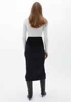 Bayan Siyah Yırtmaçlı Kadife Midi Etek