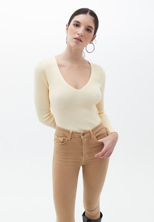 Bej V Yaka Triko Kazak