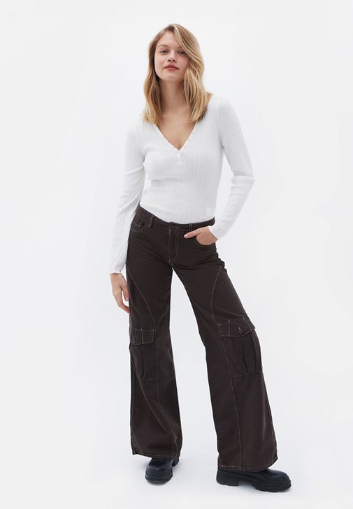 Çıtçıtlı Kazak ve Kargo Pantolon Kombini