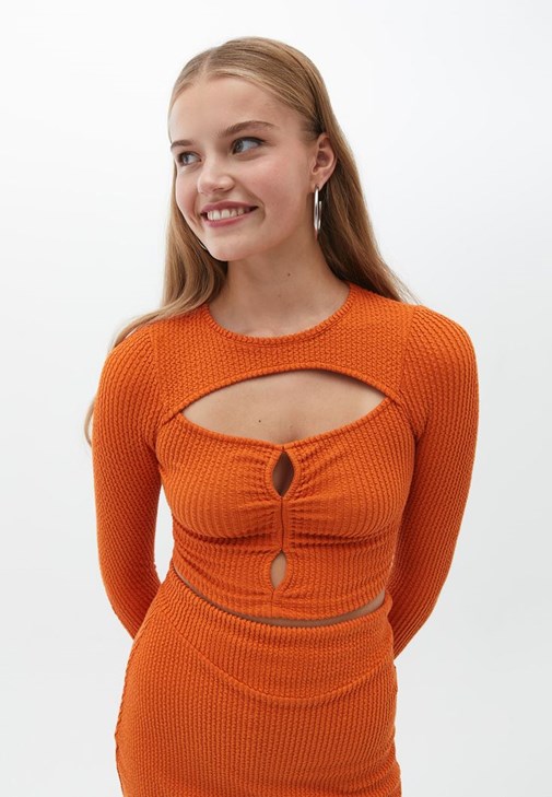 Cut-Out Detaylı Bluz ve Etek Kombini