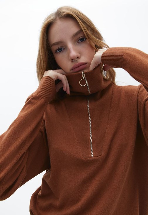 Fermuarlı Kazak ve Jogger Pantolon Kombini