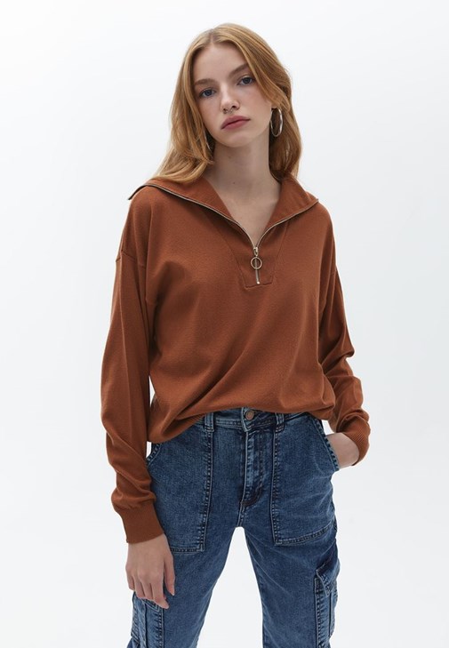 Fermuarlı Kazak ve Jogger Pantolon Kombini