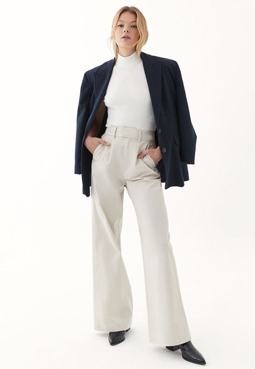 Bootcut Pantolon ve Triko Atlet kombini