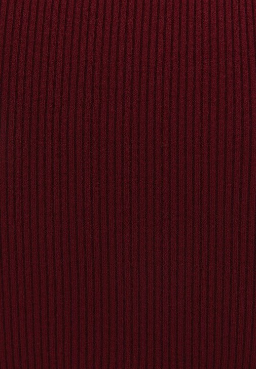 Yüksek Yaka Atlet ve Carrot-Fit Pantolon Kombini