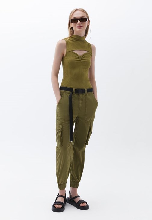 Atlet ve Kemerli Jogger Pantolon Kombini