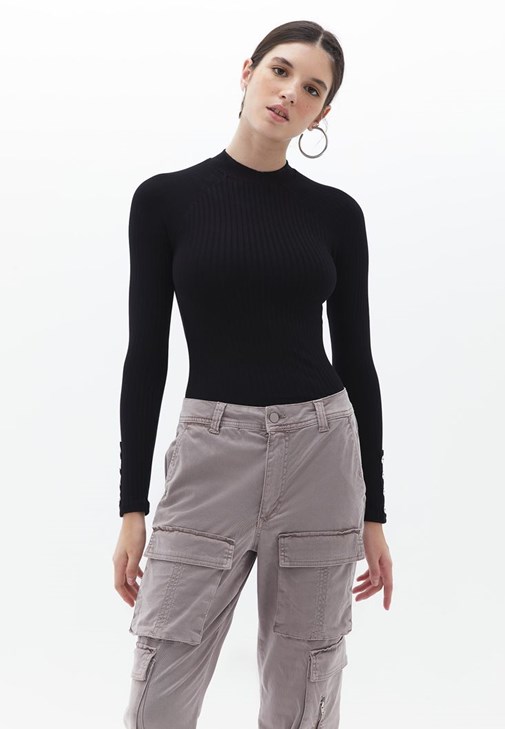  Düğme Detaylı Uzun Kollu Tişört