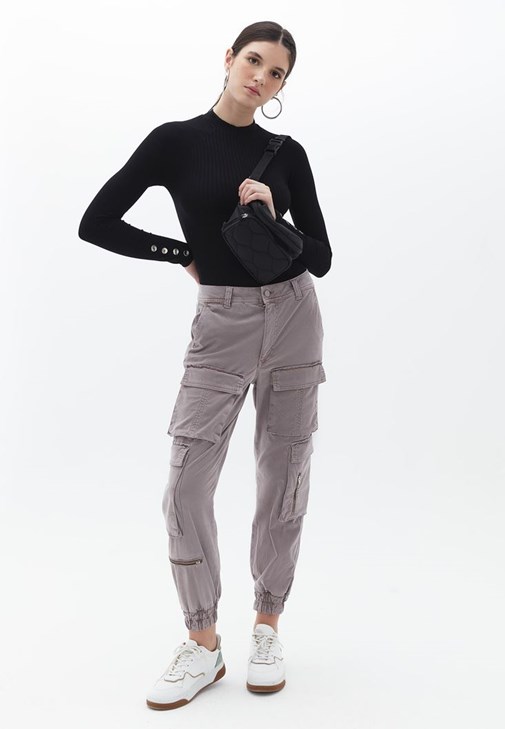 Yelek ve Pamuklu Pantolon Kombini