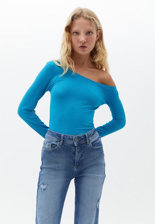 Düşük Yaka Tişört ve Mom Jean Pantolon Kombini