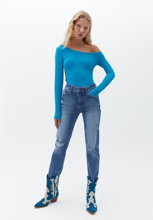 Düşük Yaka Tişört ve Mom Jean Pantolon Kombini