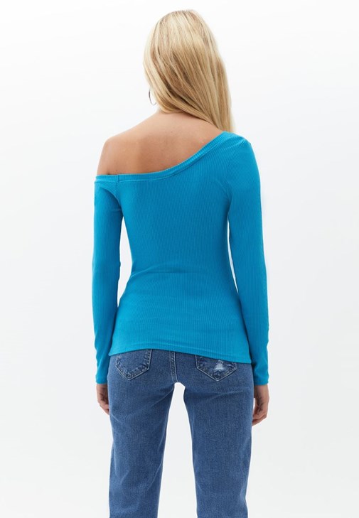 Düşük Yaka Tişört ve Mom Jean Pantolon Kombini