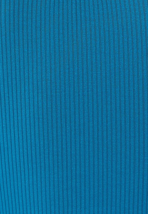 Düşük Yaka Tişört ve Mom Jean Pantolon Kombini