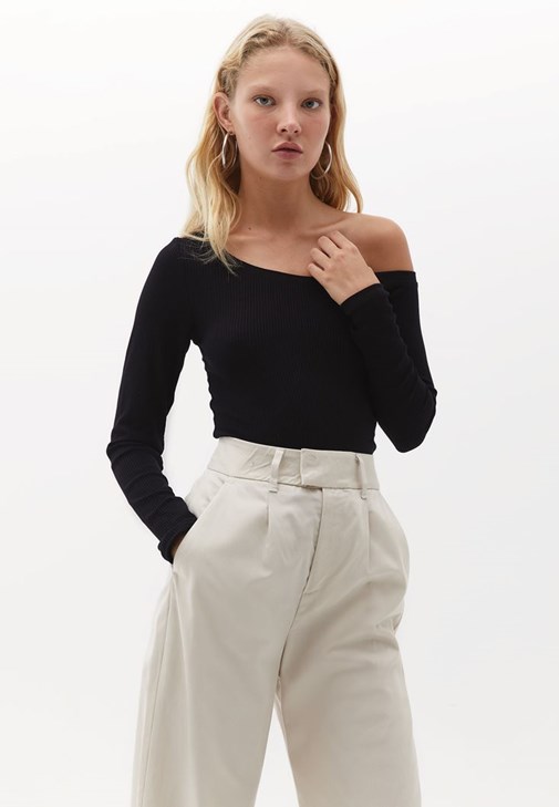 Düşük Yaka Tişört ve Wide-Leg Pantolon Kombini