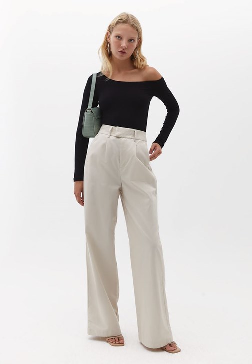Düşük Yaka Tişört ve Wide-Leg Pantolon Kombini