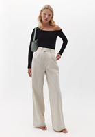 Düşük Yaka Tişört ve Wide-Leg Pantolon Kombini