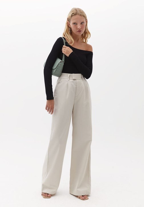 Düşük Yaka Tişört ve Wide-Leg Pantolon Kombini
