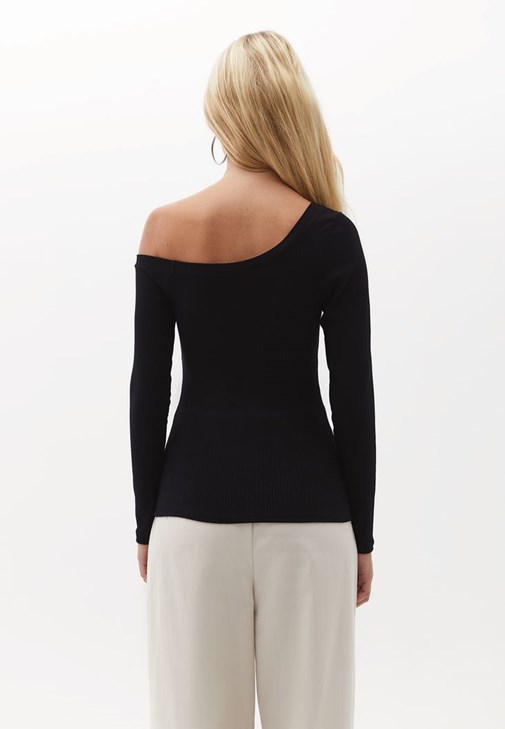 Düşük Yaka Tişört ve Wide-Leg Pantolon Kombini