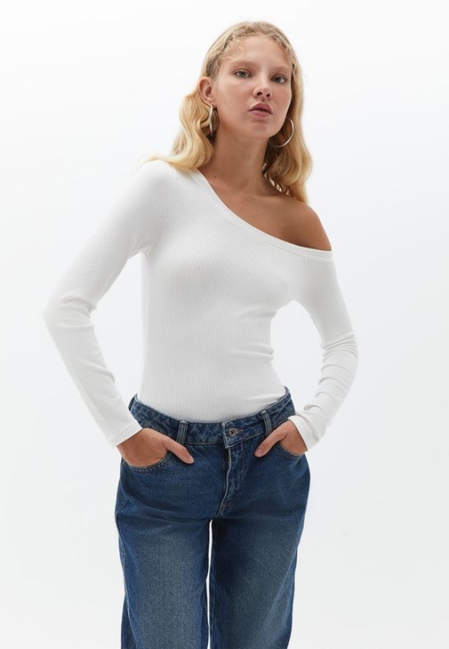 Düşük Yaka Tişört ve Düşük Bel Pantolon Kombini