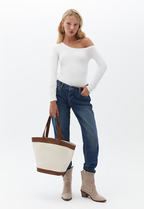 Düşük Yaka Tişört ve Düşük Bel Pantolon Kombini