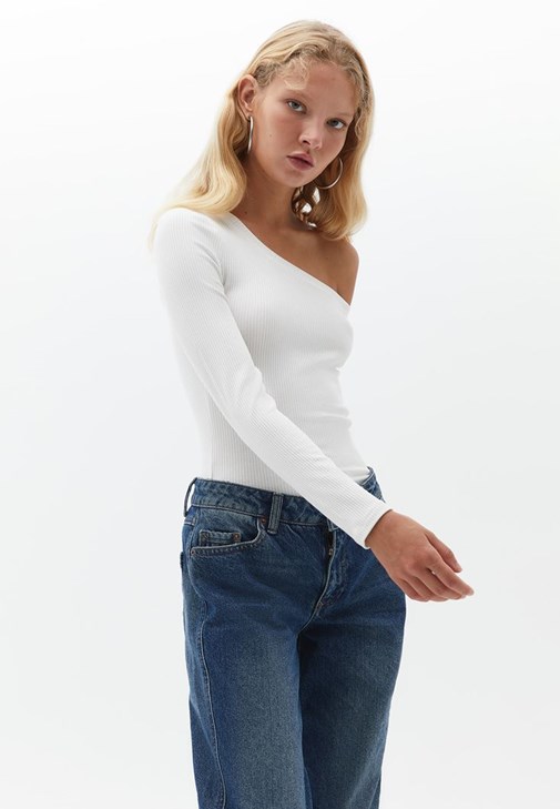 Düşük Yaka Tişört ve Düşük Bel Pantolon Kombini