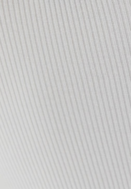 Düşük Yaka Tişört ve Düşük Bel Pantolon Kombini