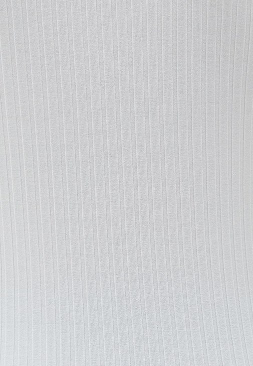 Yaka Detaylı Tişört ve Yırtık Pantolon Kombini