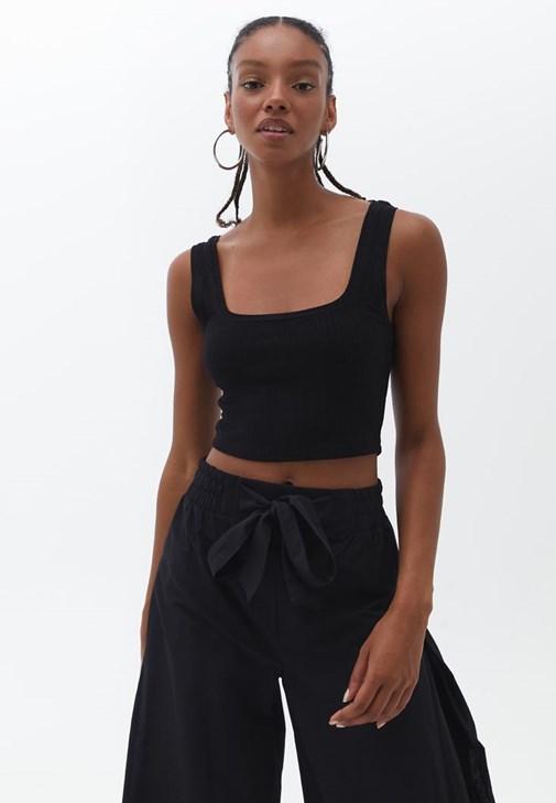 Askılı Crop Atlet ve Bol Paça Pantolon Kombini