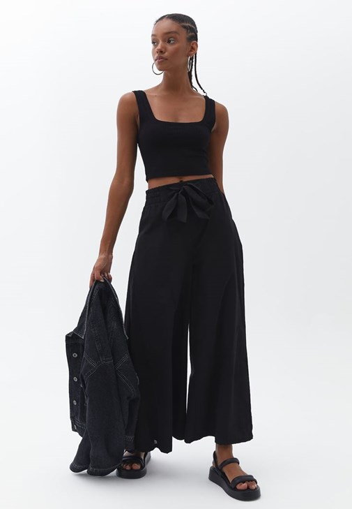 Askılı Crop Atlet ve Bol Paça Pantolon Kombini