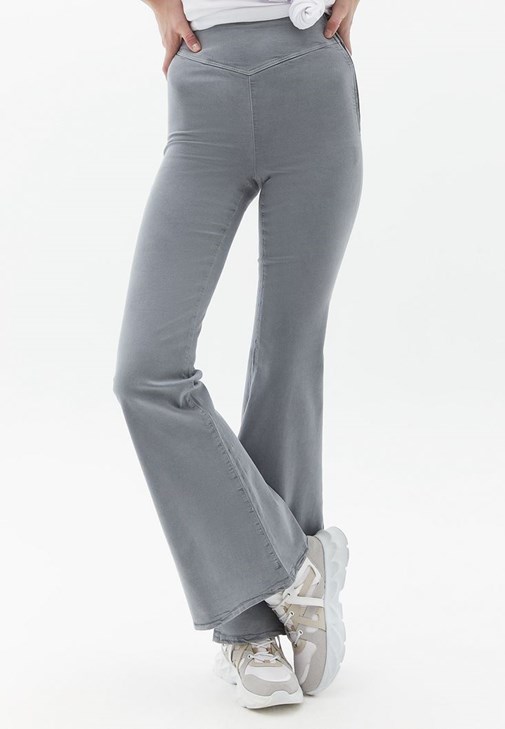 Flare Paça Pantolon ve Tişört Kombini