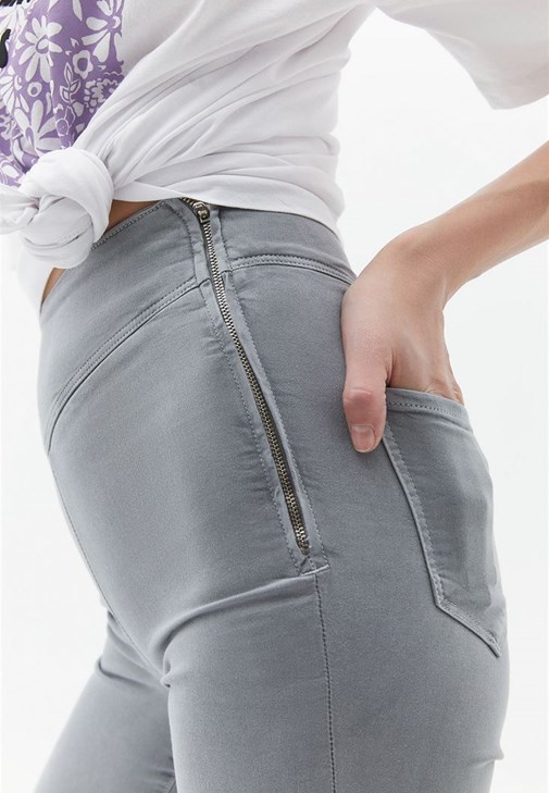 Flare Paça Pantolon ve Tişört Kombini