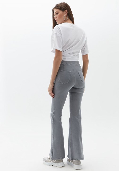 Flare Paça Pantolon ve Tişört Kombini