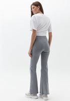 Flare Paça Pantolon ve Tişört Kombini