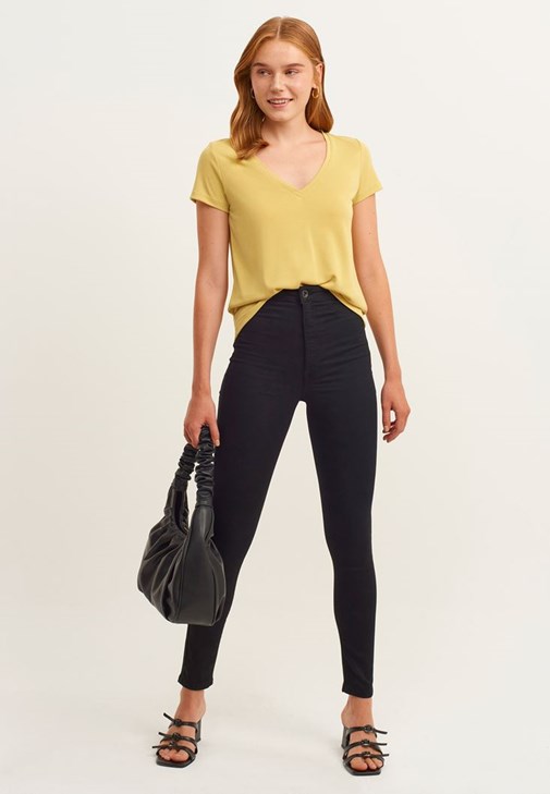 Casual Skinny Pantolon ve V Yaka Tişört Kombini
