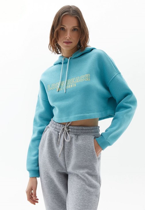 Kapüşonlu Crop Sweatshirt ve Sneaker Kombini