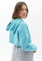 Kapüşonlu Crop Sweatshirt ve Sneaker Kombini
