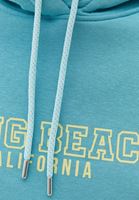Kapüşonlu Crop Sweatshirt ve Sneaker Kombini