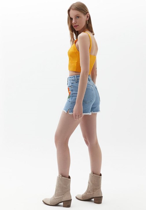 Hakim Yaka Gömlek ve Desenli Şort Kombini