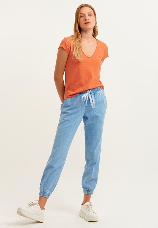 Pamuklu Basic Tişört ve Jogger Pantolon Kombini