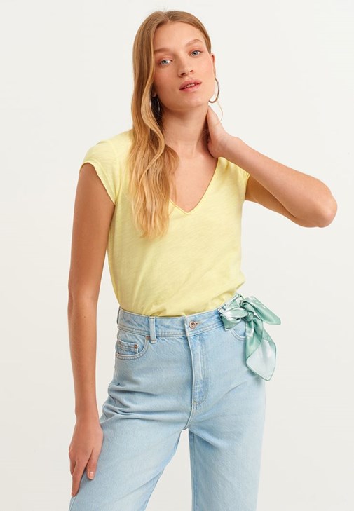Basic V Yaka Tişört Ve Denim Pantolon Kombini