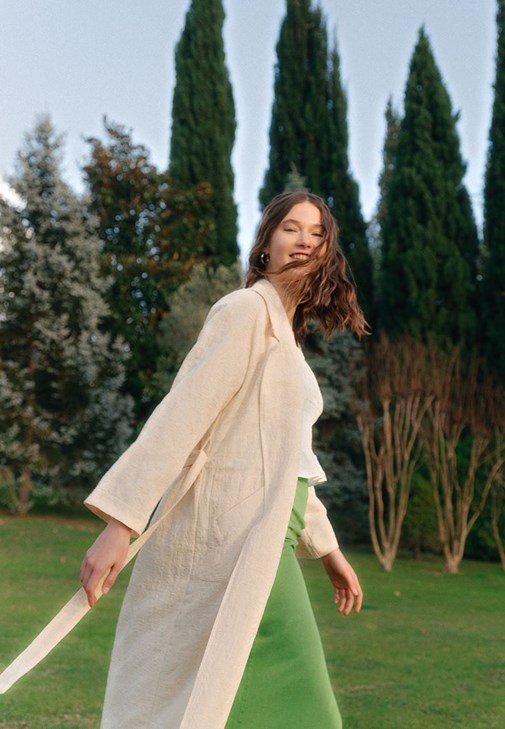 Jakarlı Trençkot ve Uzun Çizme Kombini