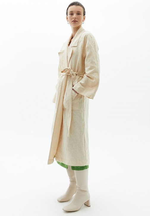 Jakarlı Trençkot ve Uzun Çizme Kombini