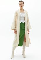 Jakarlı Trençkot ve Uzun Çizme Kombini