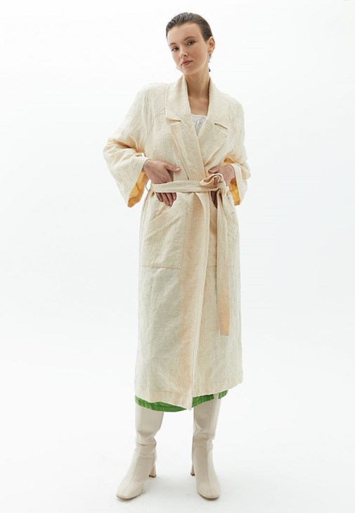 Jakarlı Trençkot ve Uzun Çizme Kombini