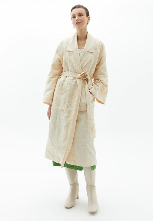 Jakarlı Trençkot ve Uzun Çizme Kombini