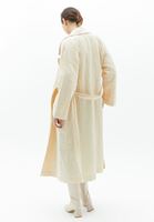 Jakarlı Trençkot ve Uzun Çizme Kombini